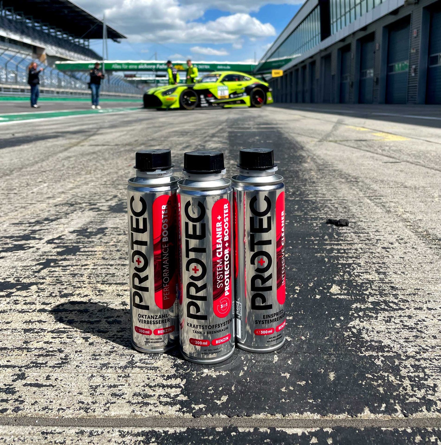 PROTEC+ Kraftstoff Benzin Dosen auf dem Asphalt in der Boxengasse am Lausitzring